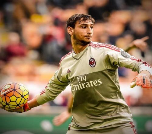 不用戴智能设备也能沉浸体验，主裁视角回顾维拉2-1曼联（无需智能穿戴也能沉浸观赛：主裁视角重温维拉2-1曼联）