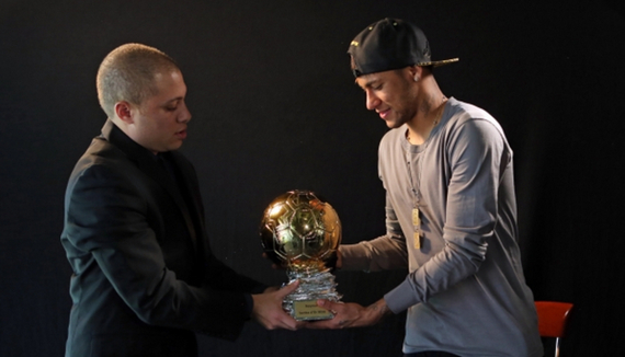 你给多少分？法鹰旧将特拉普和妻子高难度动作秀恩爱（打几分？前法鹰旧将特拉普与妻子上演高难度花式秀恩爱）