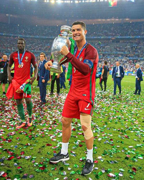 斯塔尼希奇球传大后沮丧抱头，没想到迪亚斯把球救回并打进（斯塔尼希奇传中过大懊恼抱头，迪亚斯极限救回后破门）