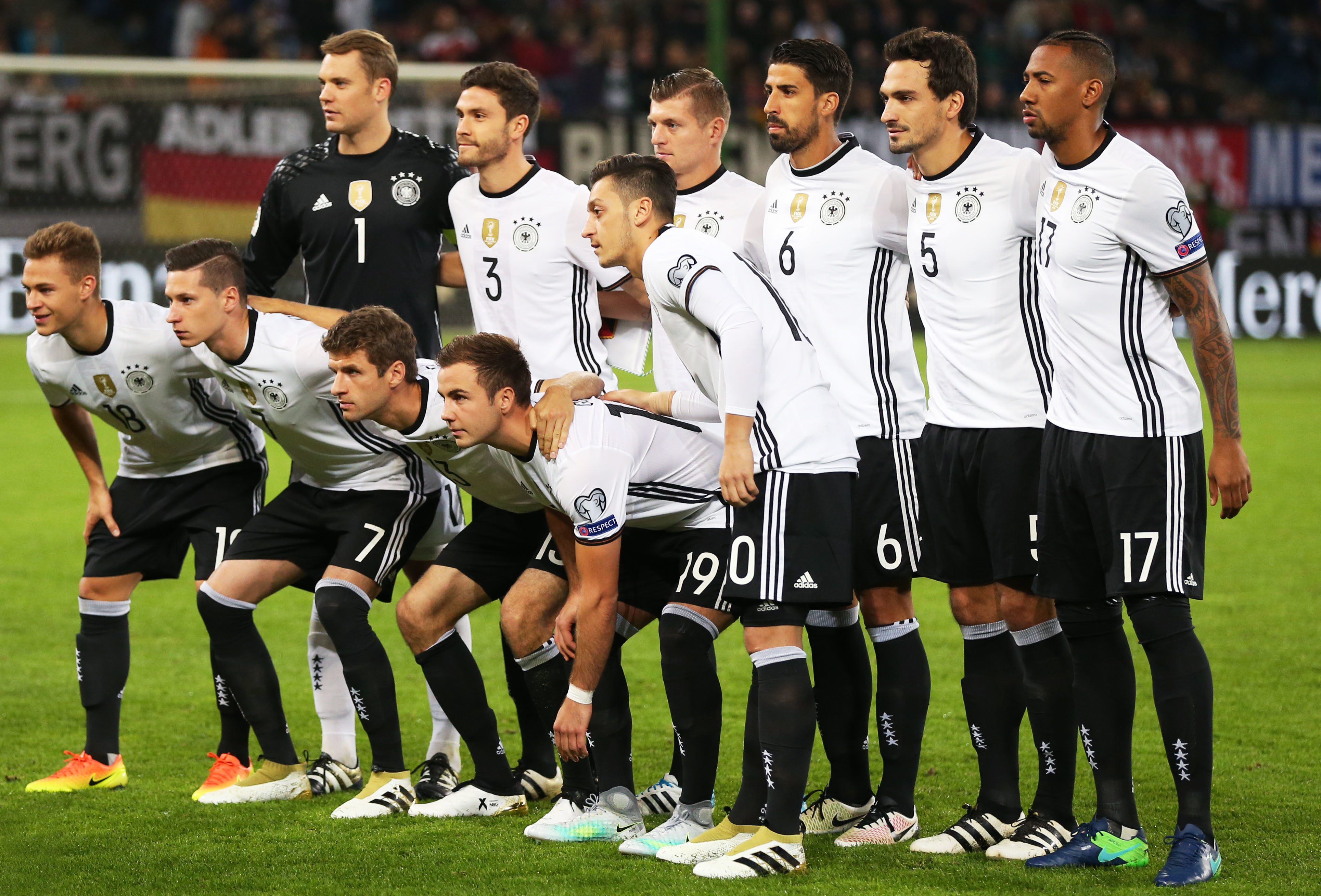 中超末轮前瞻：上海双雄冲击冠军，海牛、梅州争保级最后席位（中超收官战前瞻：上海双雄争冠，海牛与梅州冲刺最后保级名额）