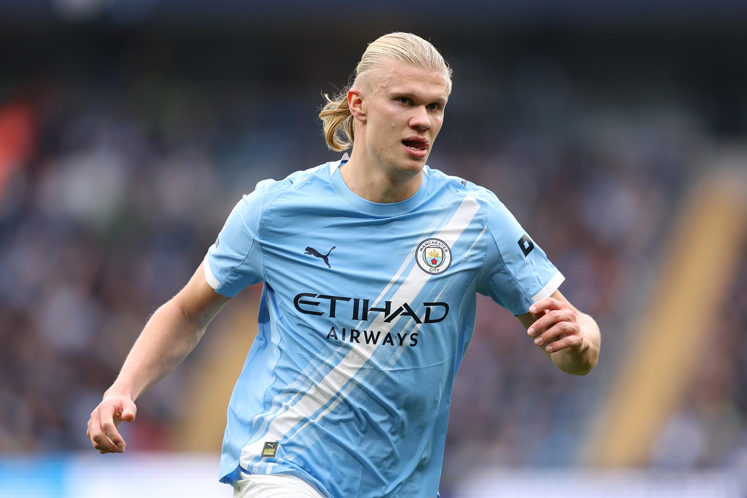 维尼修斯和阿森纳U16球员合影，2米法国门将抢镜（维尼修斯与阿森纳U16合影，2米法国门将抢尽风头）