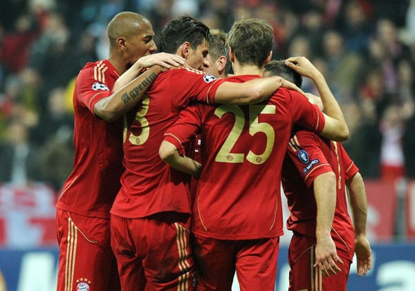 小佩顿第二节6中6独砍12分，带领勇士反超比分（小佩顿次节6投全中轰12分，助勇士实现反超）