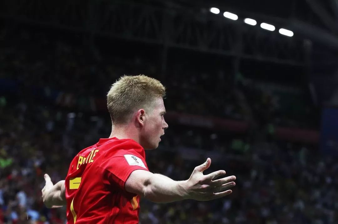 港队主场战新加坡，新加坡球员伤退时担架工作人员忍不住庆祝（港队主场迎战新加坡，新加坡球员伤退之际担架员忍不住欢呼）